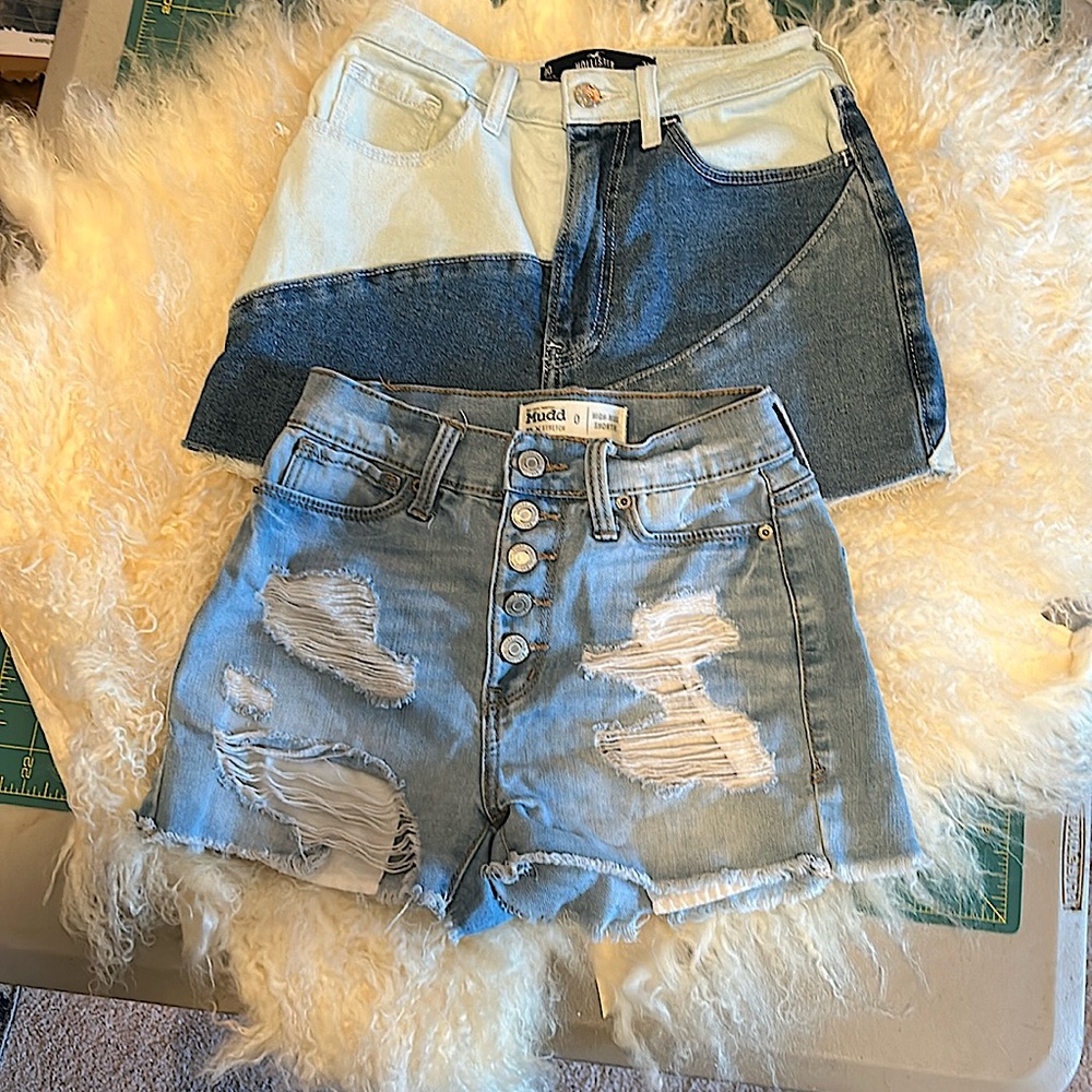 Shorts 2pr Mudd hi-Rise Hollister mom shorts ultra high 3”
Waist 23”-sz0